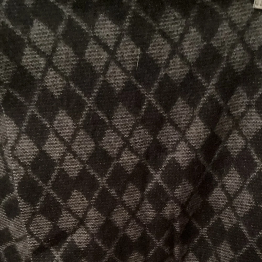 CLUB ROOM BLACK AND GREY ARGYLE FRINGED 100% CASHMERE SCARF